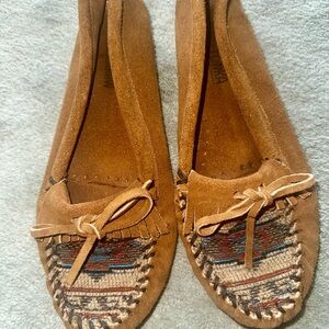 Minnetonka Women's Tan Moccasins with Multicolor Accents